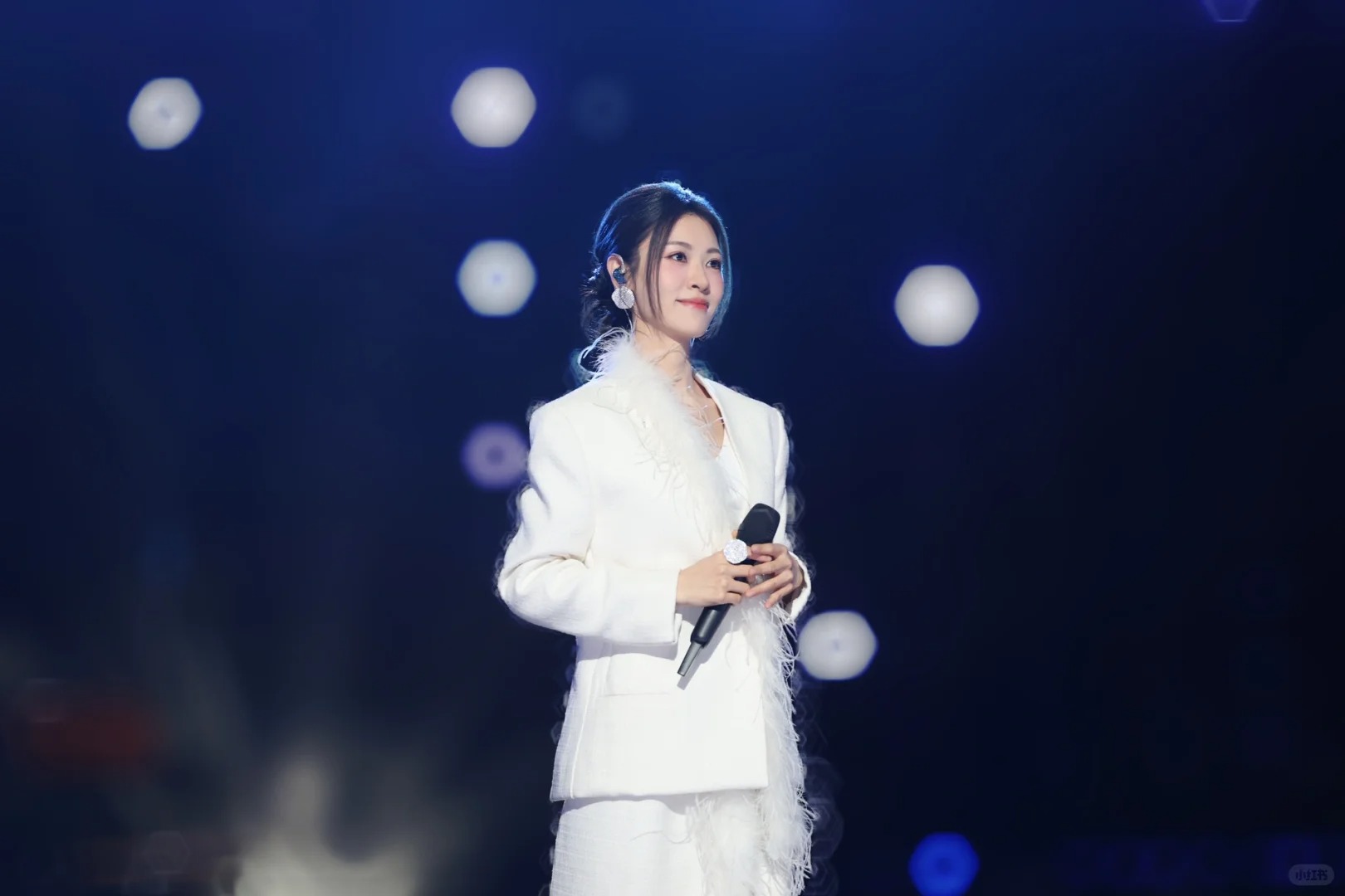 李允儿冬日雪花妆